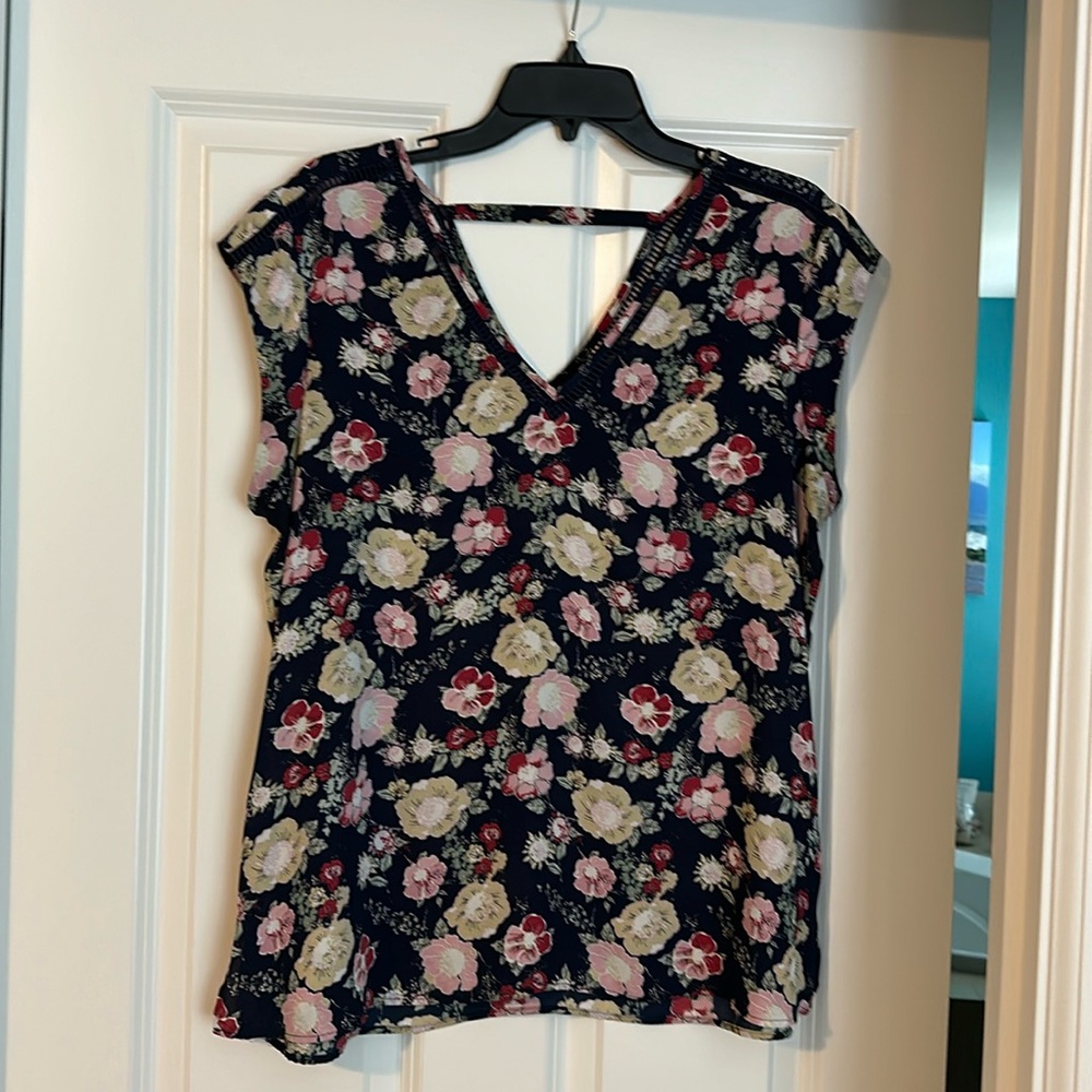 DR2 brand short sleeve flowy top. Size large. Navy with flowers.